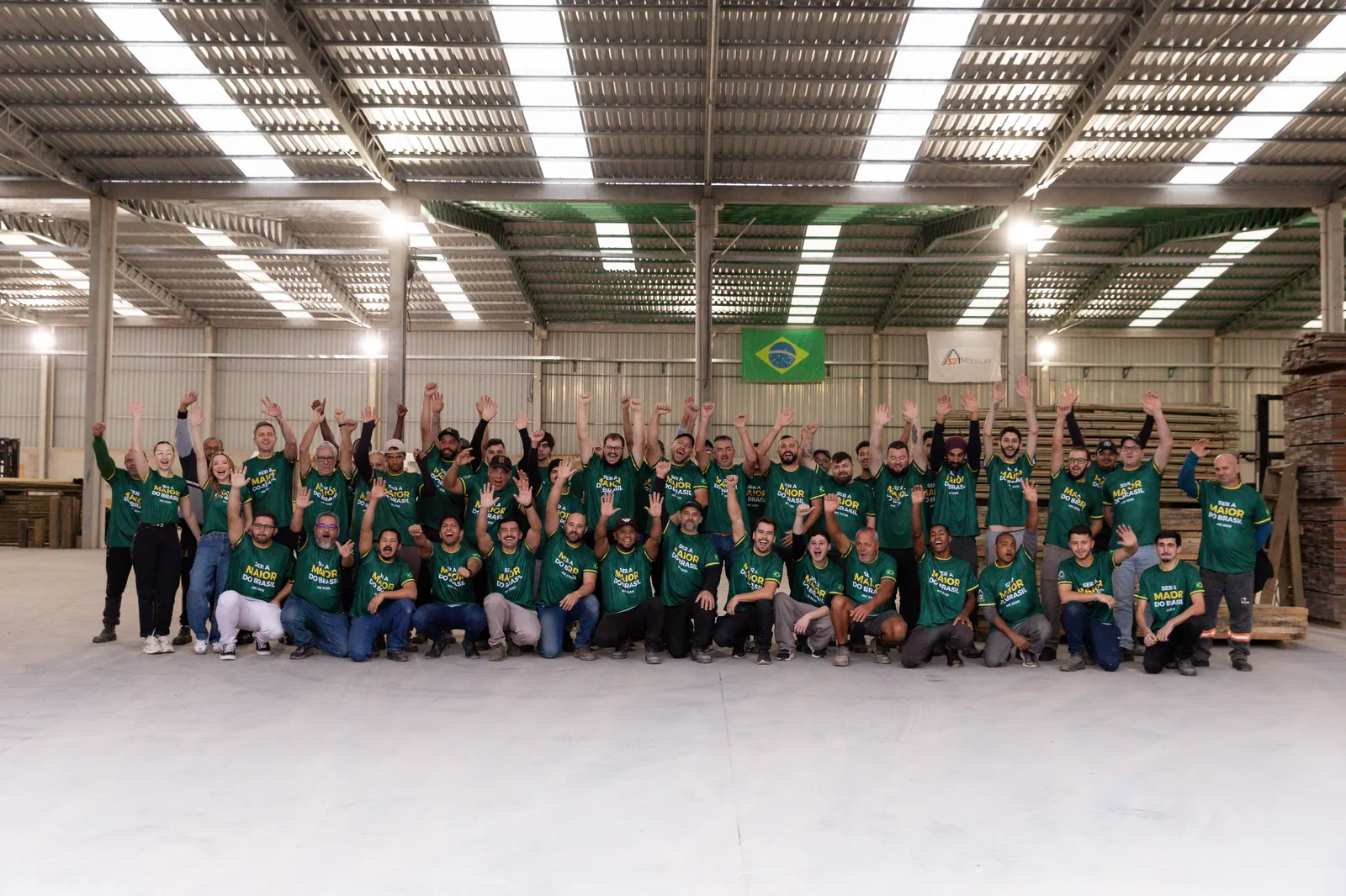 Equipe reunida no galpão da empresa